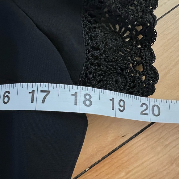 Talbots Dress Black Crepe Short Sleeved Dress Embroidered V-Neckline Sleeves 12P - Picture 13 of 14